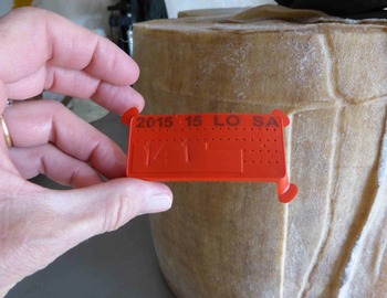 L’étiquette de ce fromage indique qu’il a été fabriqué en 2015, dans le Cantal (15) par un producteur répertorié sous le numéro « LO » et qu’il s’agit bien d’une pièce de Salers (SA). Sous cette ligne inscrite en noir, le fabricant vie