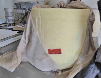 L’étiquette de ce fromage indique qu’il a été fabriqué en 2015, dans le Cantal (15) par un producteur répertorié sous le numéro « LO » et qu’il s’agit bien d’une pièce de Salers (SA). Sous cette ligne inscrite en noir, le fabricant vie